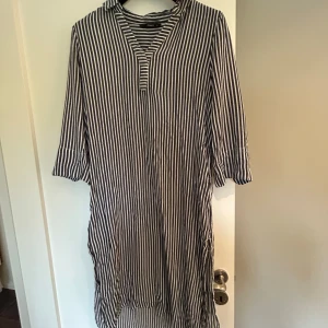 Skjortklänning - En svart och vit randig kortare skjortklänning/tunika i storlek 38. Märke Only. 💕