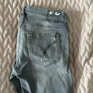 Dondup jeans  - Märke: dondup.  Skick:8/10 storlek: George 34 kontakta gärna vid fler frågor!!!