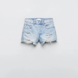 Jeansshorts  - Säljer dessa i storlek 38! Dom har gått sönder lite där fram så kan fixa bilder på det. 