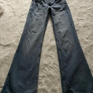 Mid/Low waist bootcut jeans - Mycket bra inget täcken på användning 