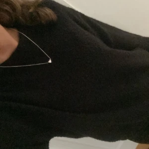 Stickad tröja  - En jättefin svart stickad tröja från Lager 157, inga defekter men dock lite nopprig som man ser på en av bilderna, hör av er vid frågor eller funderingar!🩷