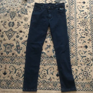Zara jeans - Jag säljer denna skinny jeans från zara, då jag har faktiskt inte använt dom alls. Det går även nog göra från skinny till boot cut som trendar över allt. Den är i bra skick😄.  Nypris 400kr 