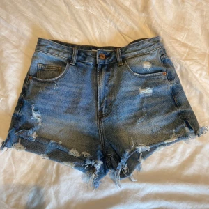 Jeansshorts - Blå jeansshorts i bra skick i strl 38 från AMISU