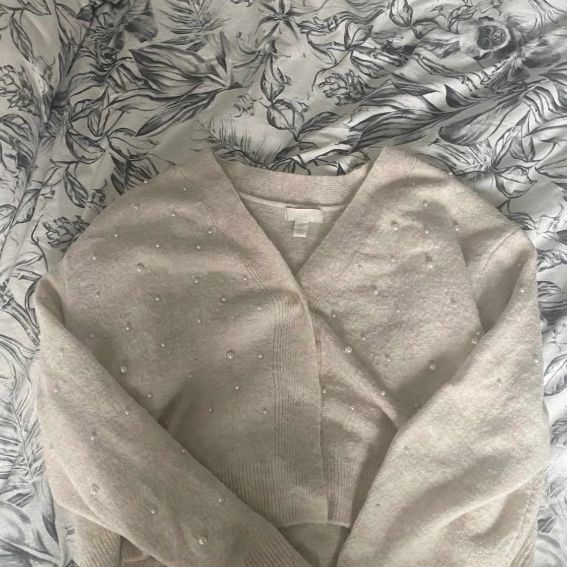 Stickad kofta med pärlor - 90