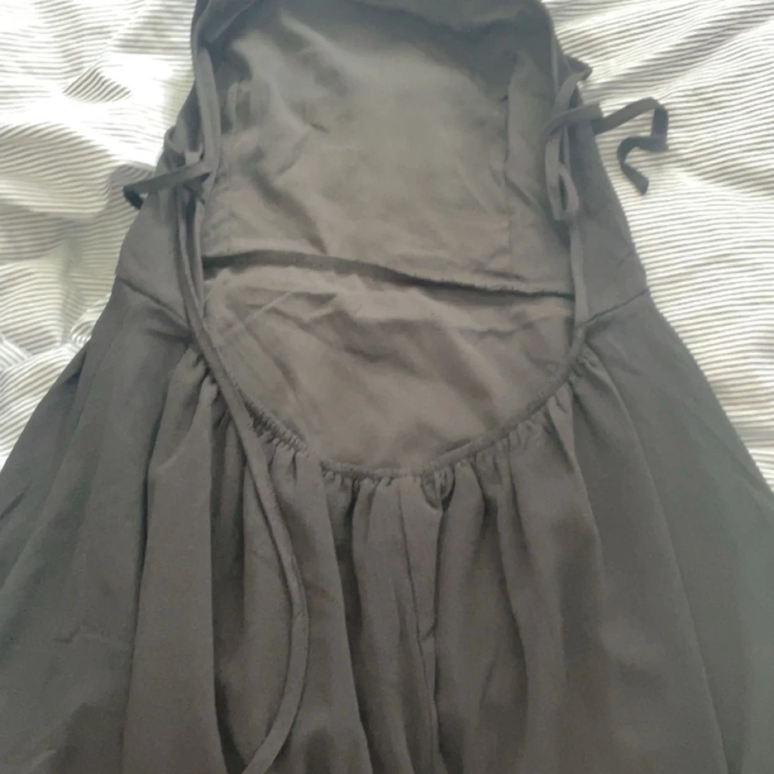 Klänning med öppen rygg - 90