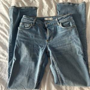 Flared Jeans från Mango storlek 36. Säljer pga inte riktigt min stil längre. Kom privat för mått eller mer bilder!