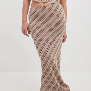 Randig kjol - Säljer min randiga kjol då jag köpte fel storlek. Aldrig använd  Väldigt luftig längre kjol