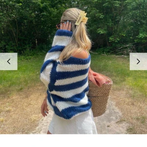 Stickad tröja  - Stickad tröja från desing by si i färgen navy och storlek s/xs, aldrig använd. 