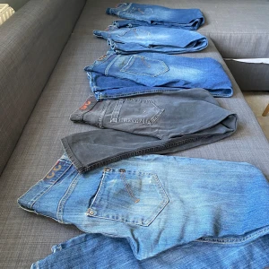 Dondup George  - Tja säljer dondup jeans jag har 5 par jeans alla är i modellen George kan sälja alla i en bulk om så önskas blir såklart billigare! Dom är i storlek 30-33 hör av dig vid minsta fundering mvh William!