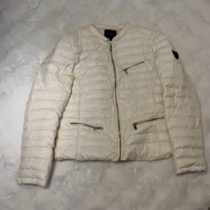 Fin vår/höst jacka - Vit tun vår/höst jacka mycket billigare än ordenarie pris