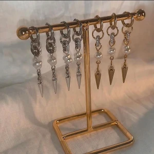 Örhängen  - FAVORITERNA TILLBAKS. Köp för 99kr/st  Eller  185kr/par  Modell 095