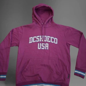 Dc Hoodie - Dcshoes/dc hoodie köpt i spanien i dc affären, nypris ca 700kr!! supersnygg✌️