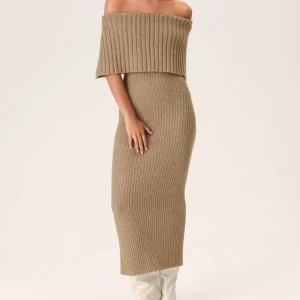 Adoore klänning  - Superfin klänning från Adoore. Aldrig använd med prislapp osv kvar. Nypris: 1695kr. 