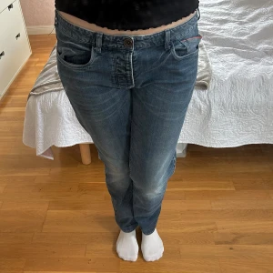 Armani jeans - Säljer dessa vintage lågmidjade Armani jeans som jag köpt second hand då de är lite för korta för mig. Jag är 170 cm🩷  Midja: 44 cm Innerben: 75 cm