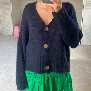 Fin stickad kofta  - Står inget märke, endast ”Made in Italy”. I någon typ av Mohair. Nypris runt 800, så snygg till allt