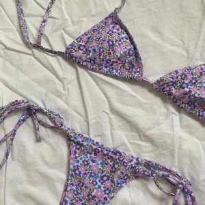 Kulani kinis bikini set - Jätte fin bikini från kulani kinis. Jag har klippt ett litet hål på insidan för att lägga in egen vaddering då det kom utan. Endast använd en gång och är gott som ny. Nypris för både är 1130kr.