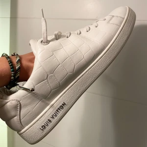 Louis Vuitton Skor - Säljer mina Louis Vuitton skor i storlek 42 men passar även 43. Skicket är 9/10 då dom knappt är använda. Skriv om ni har några funderingar eller vill ha fler bilder!