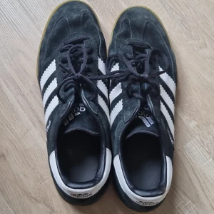 Adidas Special skor storlek 45 - Använda Adidas Spezial handbolls skor storlek 45 i bra skick extra bra ifall du spelar målvakt i handboll 