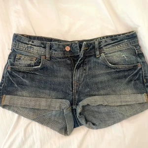 Jeansshorts  - Lågmidjade jeansshorts från divided som tyvärr är för små för mig🫶🏼 Skriv vid frågor!