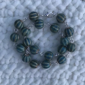 Halsband  - Vackert halsband av porslinspärlor 