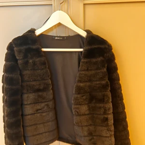 Fluffkofta - Fluffig kofta ifrån Gina tricot i svart färg storlek xs, använd fåtal gånger.