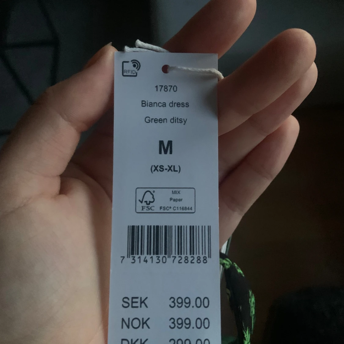 Svart klänning med gröna blommönster och öppen rygg från Gina Tricot - 93