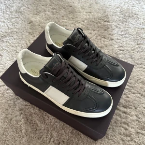 Valentino Flycrew - Säljer dessa sjukt feta och ovanliga Grå/Svarta Valentino Flycrews i storlek 42 | Skick 10/10 Alla Nitar Kvar | 2st dustbags, Box (Står storlek 41 på box) Kort följer med | Hör av dig för fler bilder eller om du har någon fundering