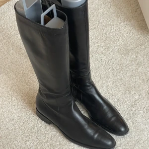 Skinstövlar - Skinstövlar i äkta skinn. Stövlarna är i superbra skick och har inget slitage. Nypris är 2250