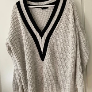 Stickad tröja - Löst sittande stickad tröja men djup vline. Inget slitage