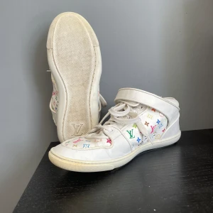 Louis Vuitton sneakers dam - Hej! Säljer mina lv dam sneakers då de inte används! De har används rätt så mycket men det finns mycket liv kvar i dom! Nypris: runt 7-8k mitt pris: 2500kr! Inget og medföljer! Tveka inte på att höra av dig vid minsta fundering! 