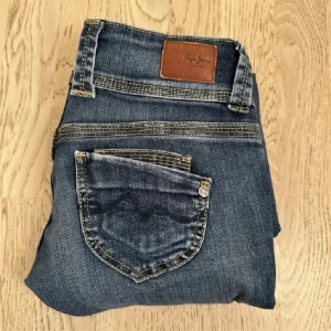 Pepe jeans - Säljer dessa pepejeans i modellen venus då de är lite för stora för mig. Nypris 999kr💘 Hör av dig om du är intressad! (Lånade bilder av tjejen jag köpte av)