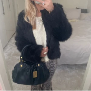 Pälsjacka - Säljer denna trendiga pälsjacka i  storlek S men passar mig som har XS. Lånad bild av hon jag köpte av! Jag har ej använt den sedan jag köpte den av den tidigare ägaren, någon defekt kan förekomma. Skriv vid frågor o h funderingar. ❤️ Köpa via köp nu!