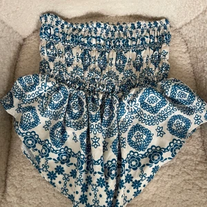 En blå off shloulder topp  - Detta är en blå off shloulder topp som är köpt från en marknad för 10 dollar, jag har använt den 2 gånger. 