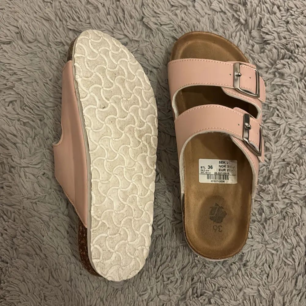 Jättefina söta rosa tofflor som har blivit väldigt inne nu denna sommaren. Använda cirka 3 gånger. Original pris 200kr? Mitt pris 119kr. Bra skick. Ingen karton medföljer. Storlek 36. Antingen så har man dom som innetofflor eller så har man dom ute.. Kengät.