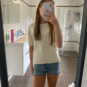 stickad t shirt 💓 - jättefin beige stickad t shirt från hm! Köpt för 359 💖 aldrig använd men sidorna är uppklippta men de e inget som syns 💋