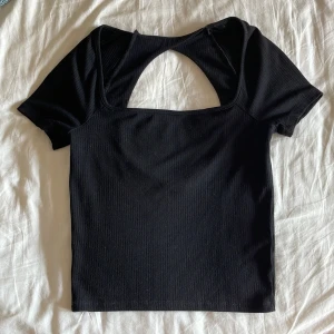 T-shirt öppen rygg - Svart tshirt öppen rygg💕