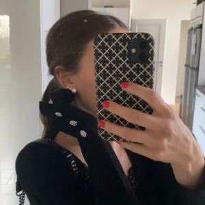 By Malene Birger mobilskal iPhone 11 - Säljer detta fina mobilskal från by Malene Birger. Skitsnyggt och passar iPhone 11!  Det är använt men helt och snyggt, färgen kan ha släppt lite på vissa ställen (se bild!!) men absolut inget man tänker på eller som stör! ✨✨