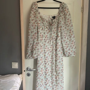 Långklänning  - Superfin Långklänning med slits från Boohoo Aldrig använd, prislappen sitter kvar! Nypris: 796kr