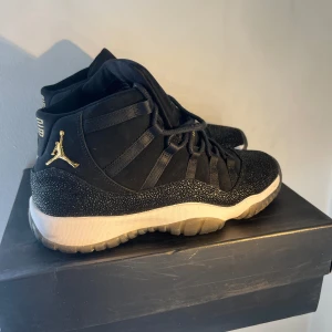 Jordan 11 retro ”Heiress Black-Metallic Gold” - Säljer mina jordans i bra skick, använda endast ett fåtal gånger. Orginal box ingår. 