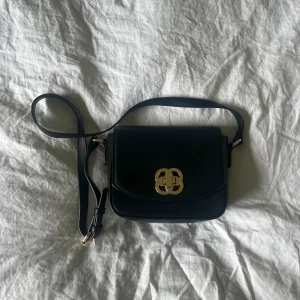 Handväska  - Liten svart väska i fint skick !! 