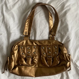 guldig vädka - guldig axelväska köpt secondhand, bra skick!