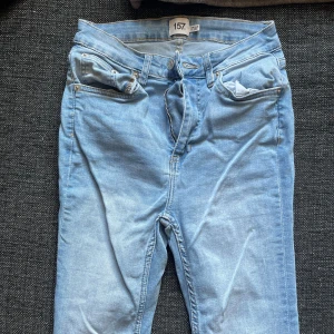 Utsvängda jeans - Blå utsvängda jeans, endast använda 3 gånger  Storlek S