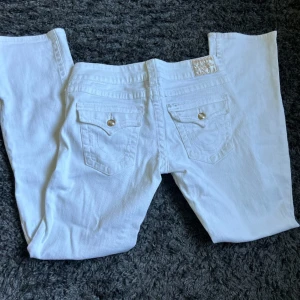 True religon - Vita äkta true religon jeans i tjej modell köpta för 2000. Knappt använda, i mycket bra skick. Strl 30💗