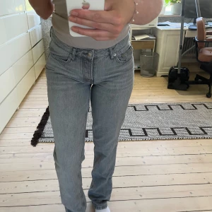 Gråa jesns - Snygga jeans från lager 157 knappt använda, väldigt fint skick