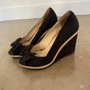 Svarta kilklackar - Superfina kilklackar i storlek 38-39