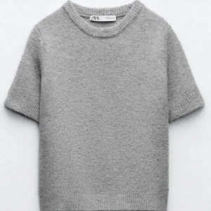 Kortärmad grå stickad zara tröja - Jättesöt stickad tröja från zara, perfekt nu till hösten och skolstarten. Aldrig använd och i väldigt bra skick, endast provat. Nypris 329 mitt är pris 200, pris kan diskuteras💗 skriv för frågor🫶