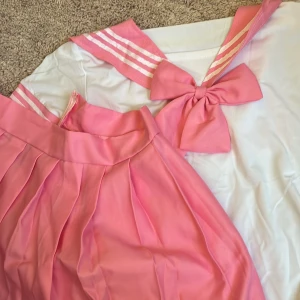 Skoluniform - Sparsamt använd! Finns ingen storlek så skulle gissa S OBS tryck inte på köp-knappen utan skriv att du vill köpa först i och med att det ligger ute på flera sidor <3