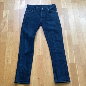 Nudie jeans - Nudie jeans grim tim i storlek 31/34 men små i storleken Nyskick 10/10 knappt använda