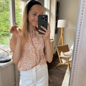 Blommig blus från asos - blusen är köpt på asos men märket är new look. aldrig använd