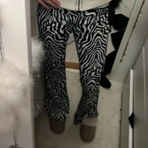 Zebra byxor  - Så snygga zebra byxor som tyvärr inte kommer till användning!🩷passar mig som är 165🌟